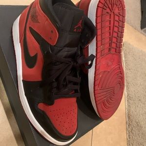 Jordan 1 mid “banned”